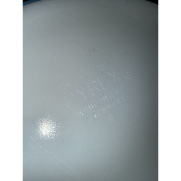 Vintage Pyrex Blue Snowflake Garland 1-1/2 QT Casserole Dish with Lid - Picture 3 of 5